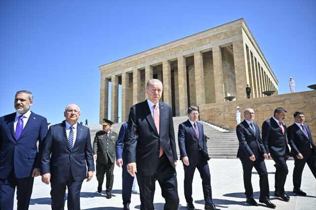 YAŞ toplantısı öncesi Anıtkabir ziyareti! Cumhurbaşkanı Erdoğan alınacak kararın önemini deftere de not düştü
