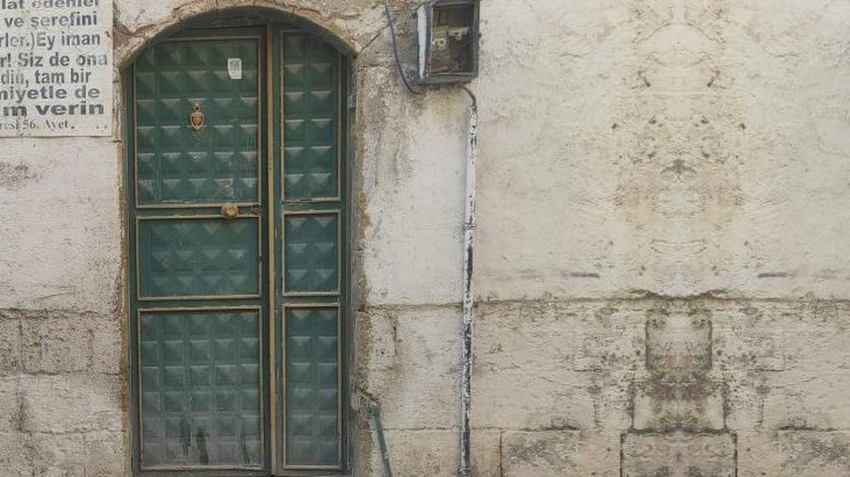 Yedek anahtarla içeri giren ev sahibi, kiracısını tavana asılı halde buldu