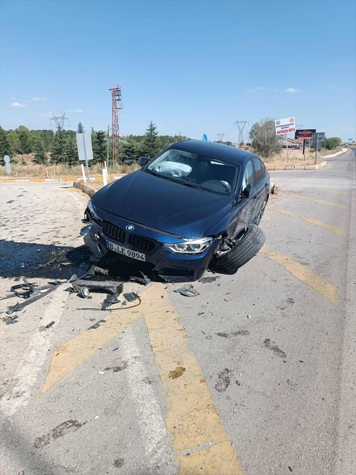 Afyonkarahisar'da otomobilin beton kaldırıma çarpması sonucu 2 kişi yaralandı