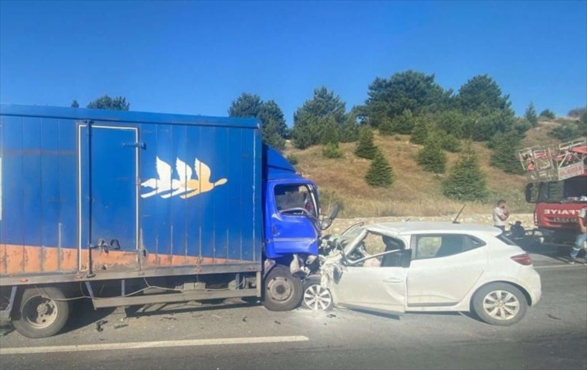 Afyonkarahisar'da Kamyonet ile Otomobil Çarpışması: 1 Ölü, 2 Yaralı