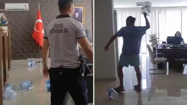 Antalya'da 34 gündür suyu olmayan belediye binasına gidip isyan etti: Tuvalete giremiyorum, denizde yıkanıyorum