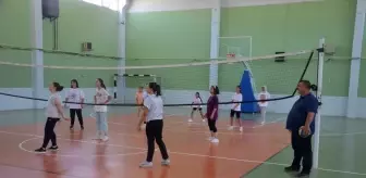 Beylikova'da Yaz Spor Okulunda Voleybol Branşı İlgi Görüyor