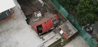 Bina, su borusunun patlaması sonucu oluşan devasa çukurun içine devrildi