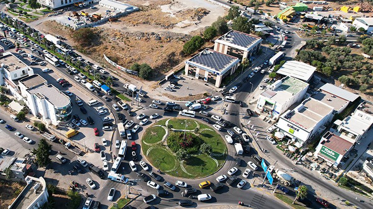 Bodrum'da ana isale hattı patladı! Trafik kilitlendi