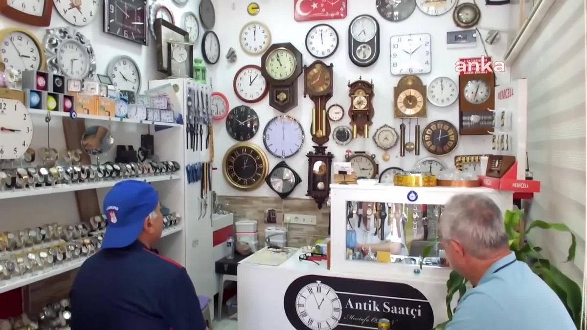 Balıkesirli Saat Tamircisi Antika Saatleri Sergiliyor