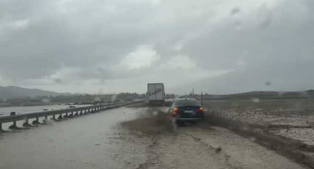 Doğubayazıt'ta Sel: Türkiye-İran Kara Yolu Ulaşıma Kapandı
