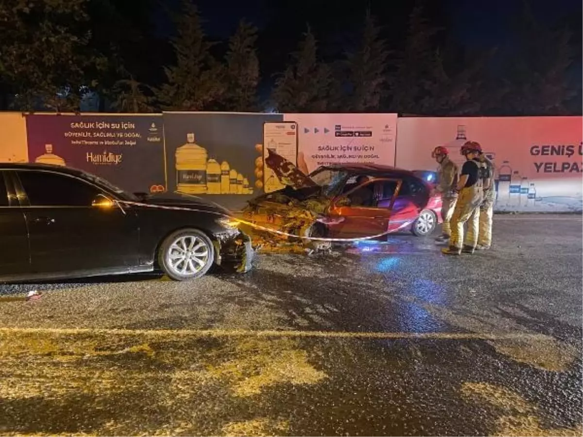 Eyüpsultan'da Kafa Kafaya Çarpışan Otomobillerde Yaralılar Var