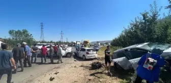 Eğirdir'de Zincirleme Kaza: 2'si Çocuk 9 Kişi Yaralandı