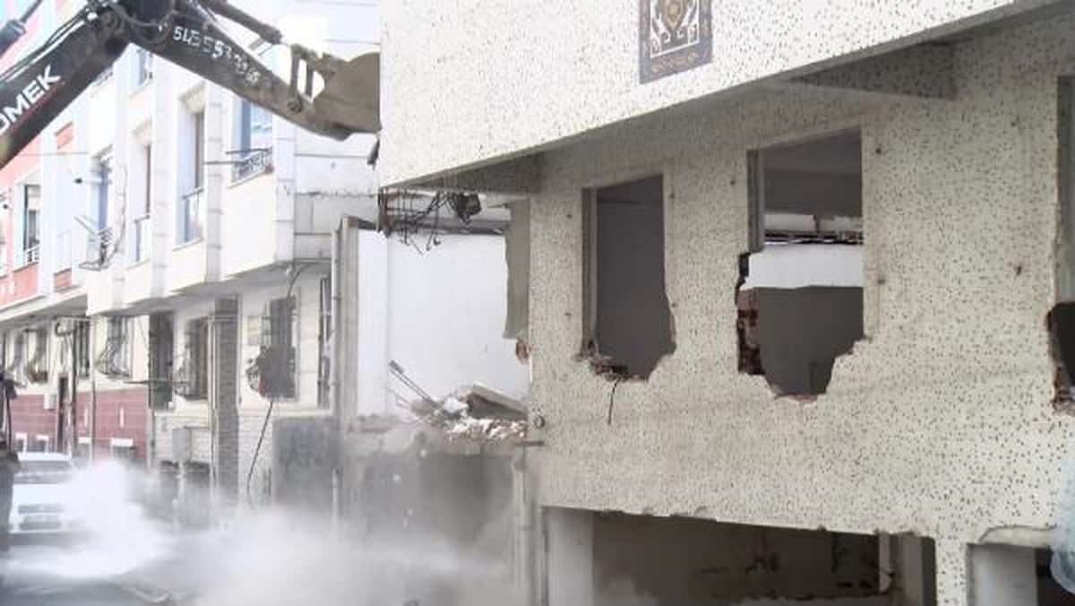 İstanbul'da 'kendiliğinden yıkılma' riski olan 318 binanın yıkımı sürüyor
