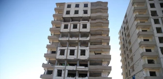 Kahramanmaraş'ta Depremde Hasar Gören Bina Patlayıcı Kullanılarak Yıkıldı