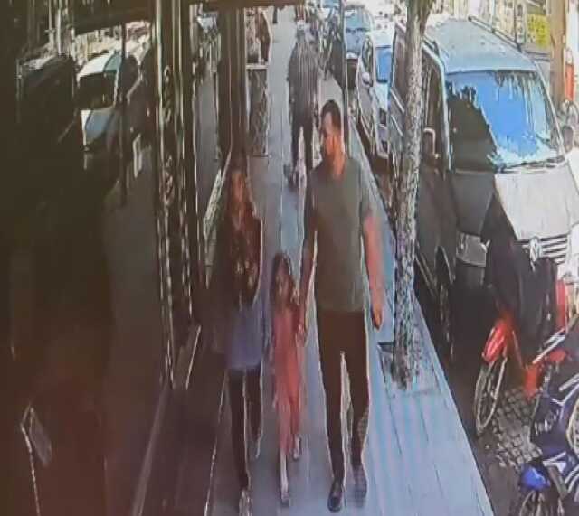 Kaldırımda yürüyen baba ve kızın üstüne beton parçaları düştü