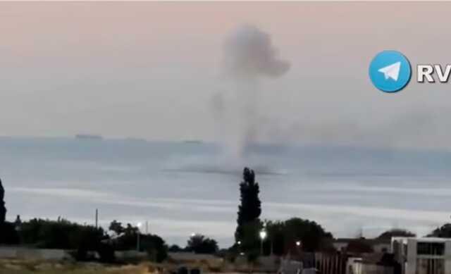 Karadeniz'de bir Ukrayna deniz dronu tarafından yapılan saldırıda Rus savaş uçağı alev topuna döndü Karadeniz'de bir Ukrayna deniz dronu tarafından yapılan saldırıda Rus savaş uçağı alev topuna döndü