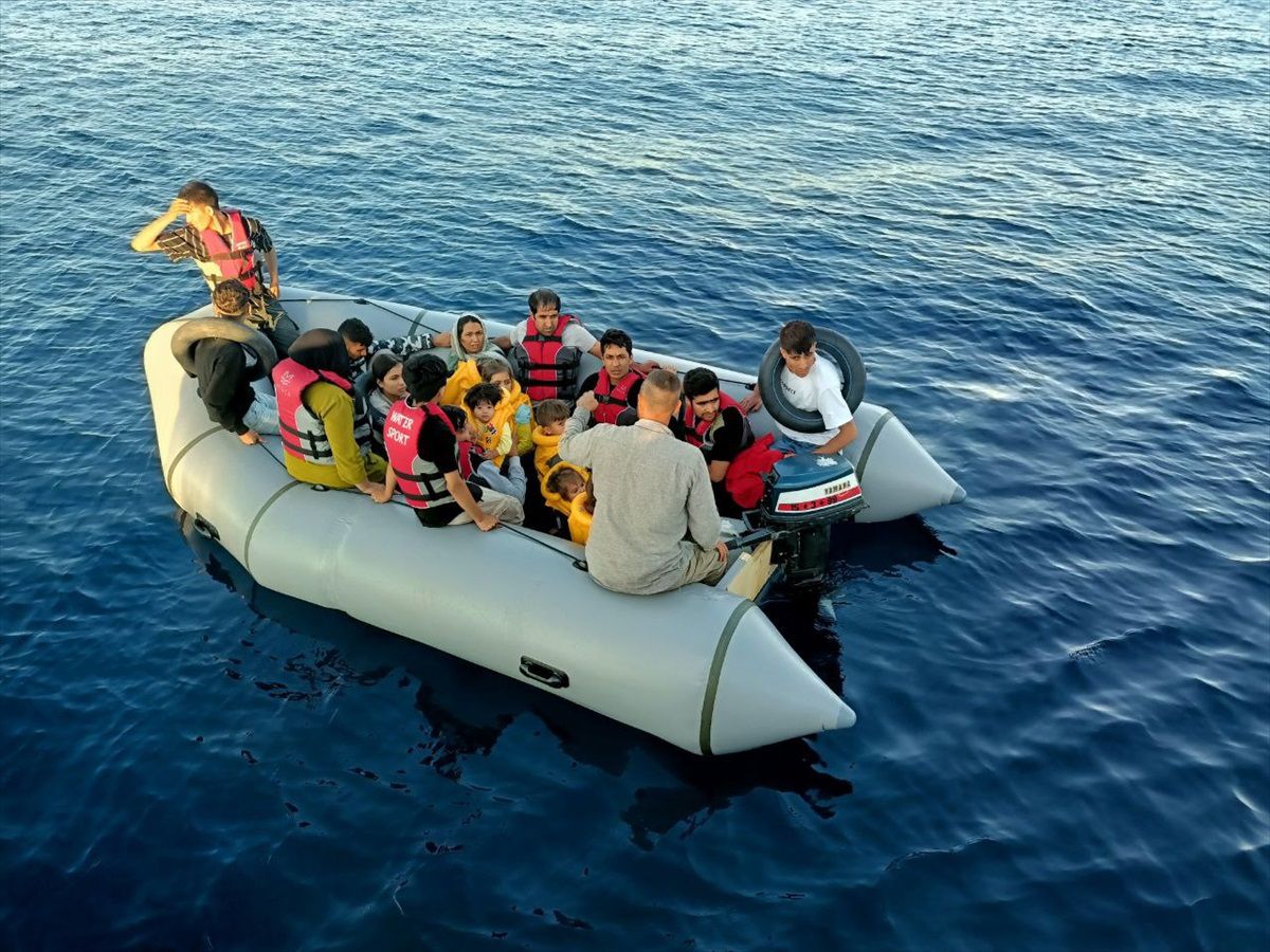 Çanakkale'de 20 düzensiz göçmen lastik botta yakalandı