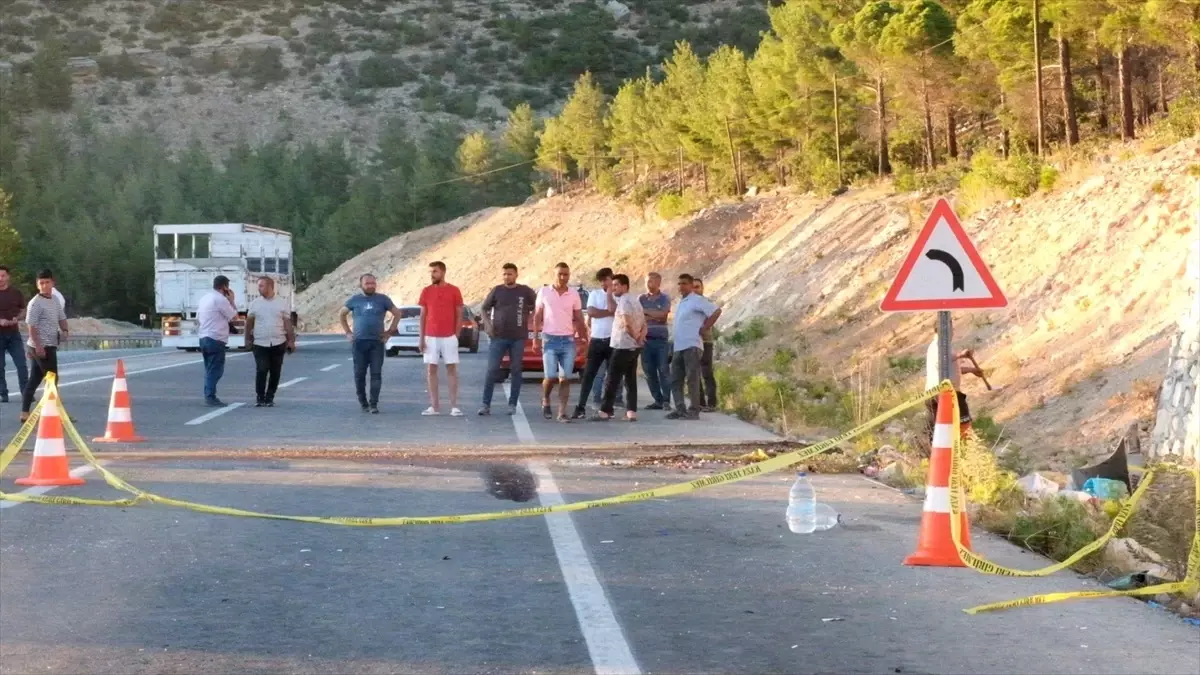 Mersin'de tarım işçilerini taşıyan minibüs şarampole devrildi: 1 ölü, 14 yaralı