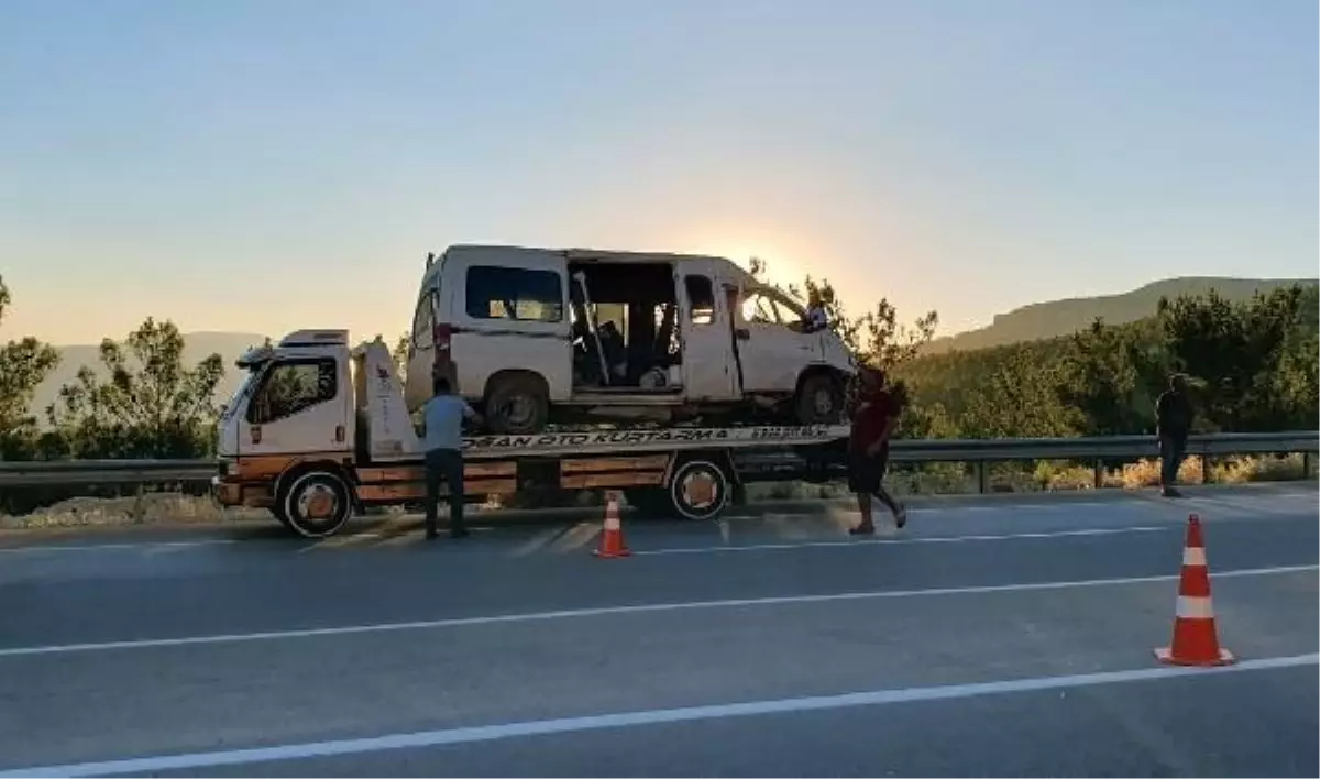 Mersin'de servis minibüsü şarampole devrildi: 1 ölü, 14 yaralı