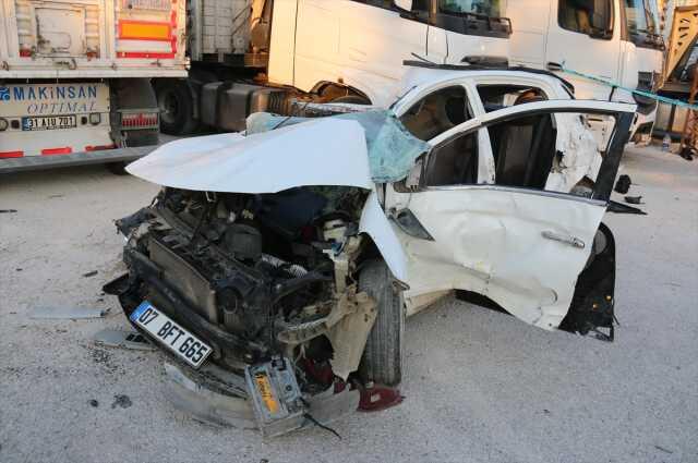 Park halindeki tıra çarpan otomobil hurdaya döndü: 2 ölü, 2 yaralı Park halindeki tıra çarpan otomobil hurdaya döndü: 2 ölü, 2 yaralı