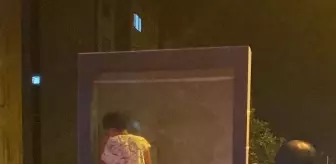 Ceyhan'da Reklam Panosunda Mahsur Kalan Çocuk İtfaiye Tarafından Kurtarıldı