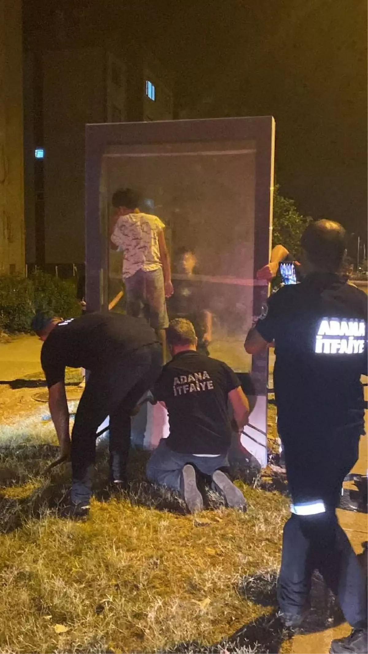 Ceyhan'da Reklam Panosunda Mahsur Kalan Çocuk İtfaiye Tarafından Kurtarıldı