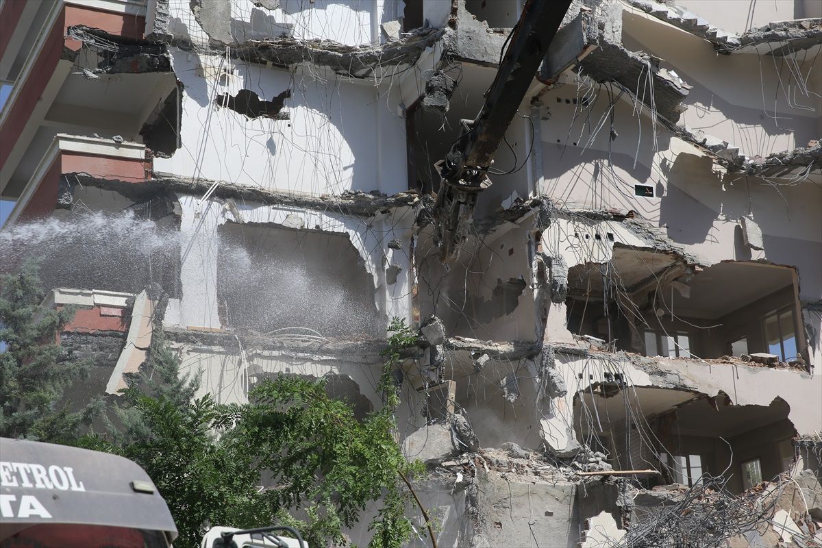 Şanlıurfa'da Deprem Sonrası Yıkım Çalışmaları Hızla Devam Ediyor