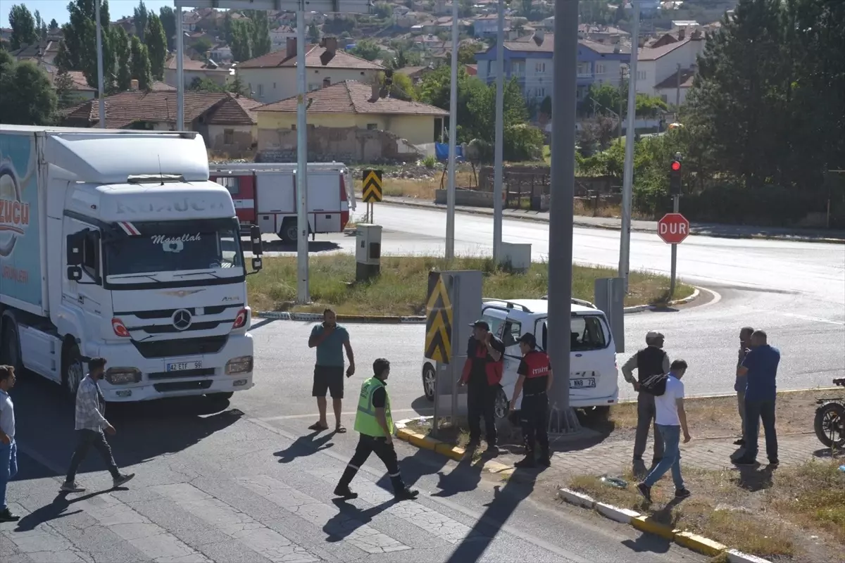 Sivas'ta Tır ile Hafif Ticari Araç Çarpıştı: 2 Yaralı
