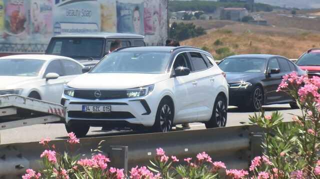 Yakıtı biten Kutsi, Kuzey Marmara Otoyolu'nda mahsur yolda kaldı Yakıtı biten Kutsi, Kuzey Marmara Otoyolu'nda mahsur yolda kaldı