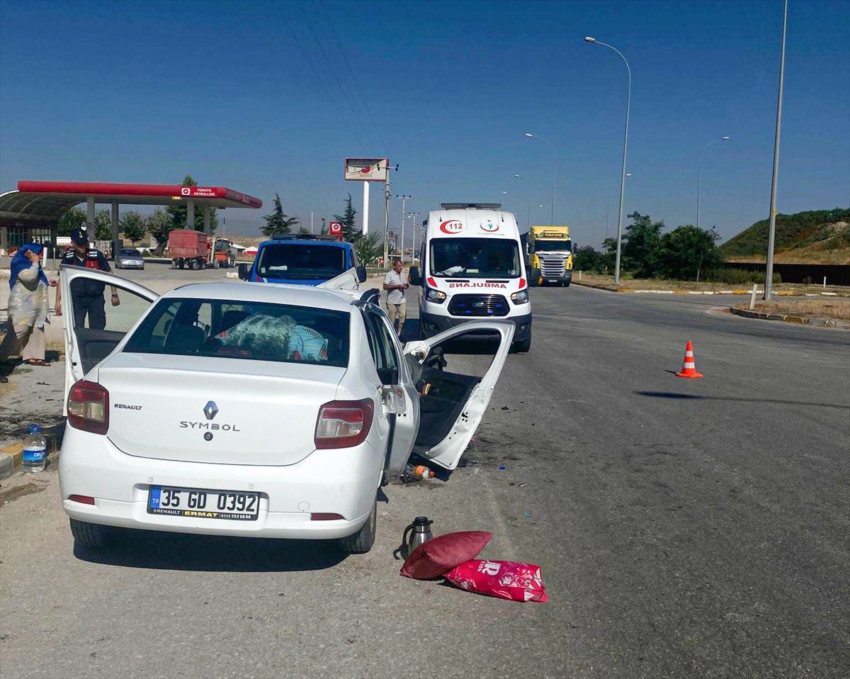 Afyonkarahisar'da Beton Direğe Çarpan Otomobil Kazasında 1 Kişi Hayatını Kaybetti