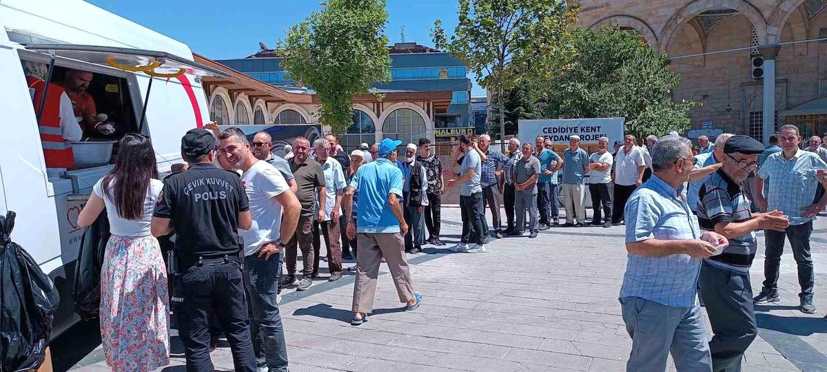 Muharrem Ayı Dolayısıyla Düzce'de Aşure Dağıtıldı