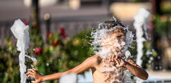 Ankara'da Sıcak Havada Çocuklar Yerden Püskürtülen Suyla Serinledi