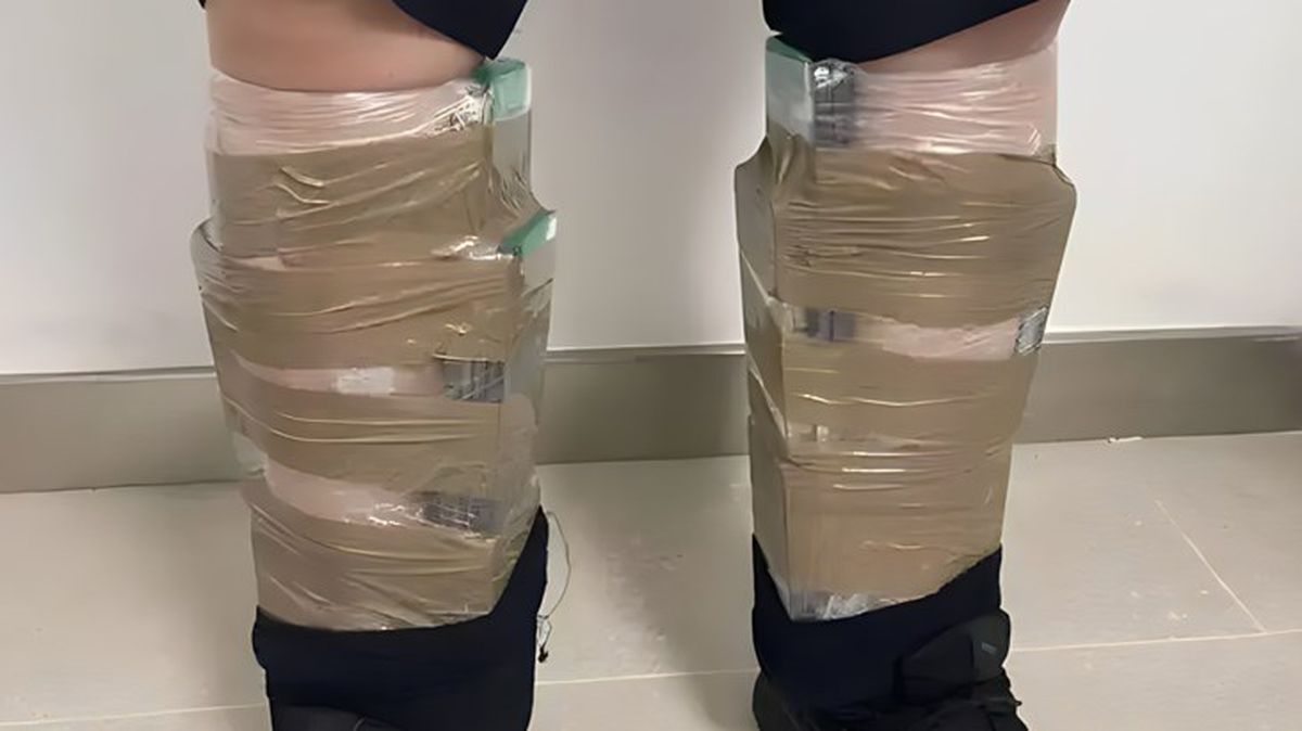 68 iPhone'u vücuduna yapıştırarak ülkeden çıkmaya çalıştı, yürüyüşü ele verdi