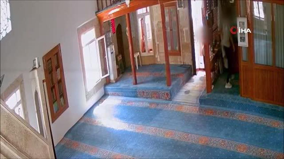 Düşünceli hırsızlar camide sadaka kutusunu çaldı