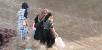 Erzurum'da Sağanak Yağış Sonucu Yollar Suyla Kaplandı