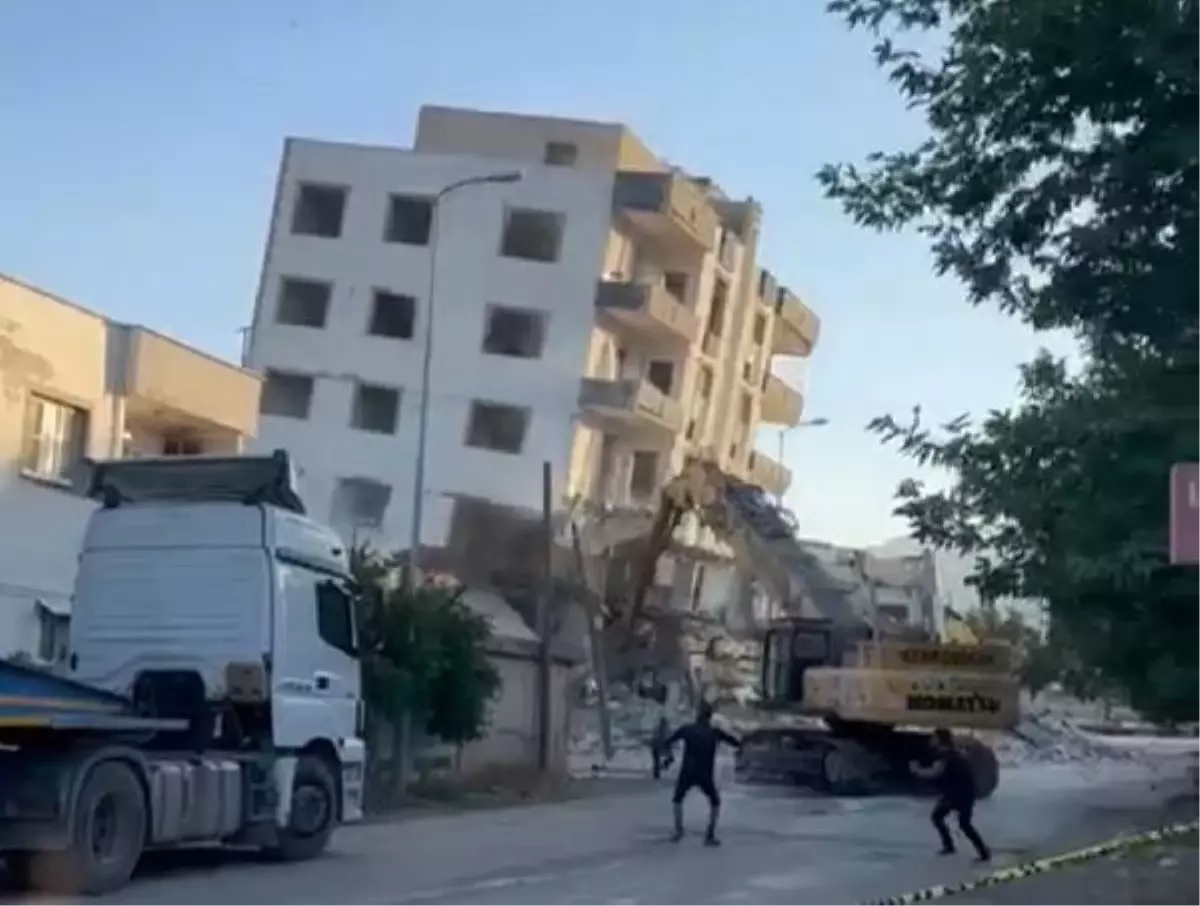 Gaziantep'te depremde hasar gören bina çöktü