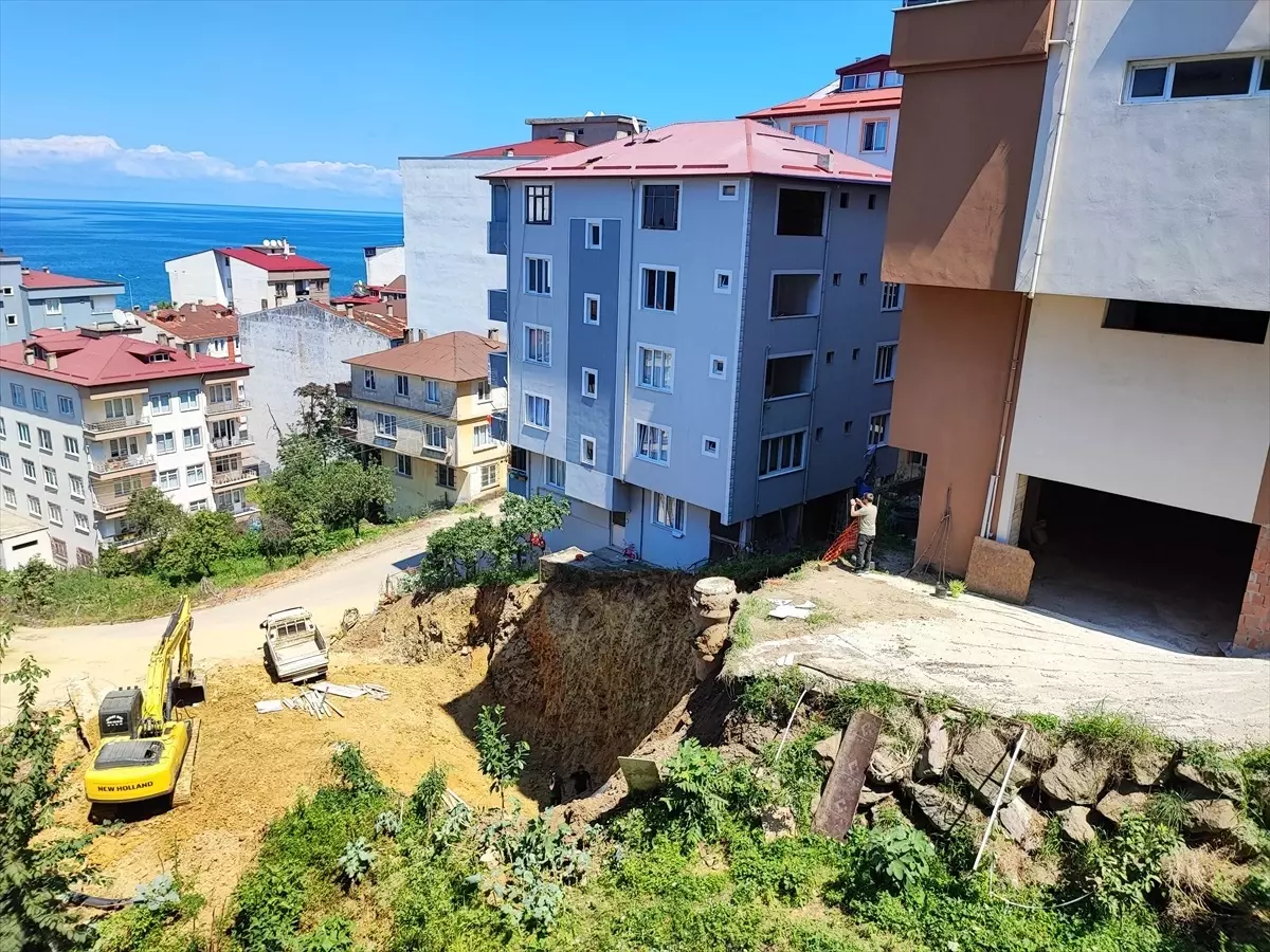 Giresun'da Bahçe Duvarı Çöken 7 Katlı Bina Tahliye Edildi