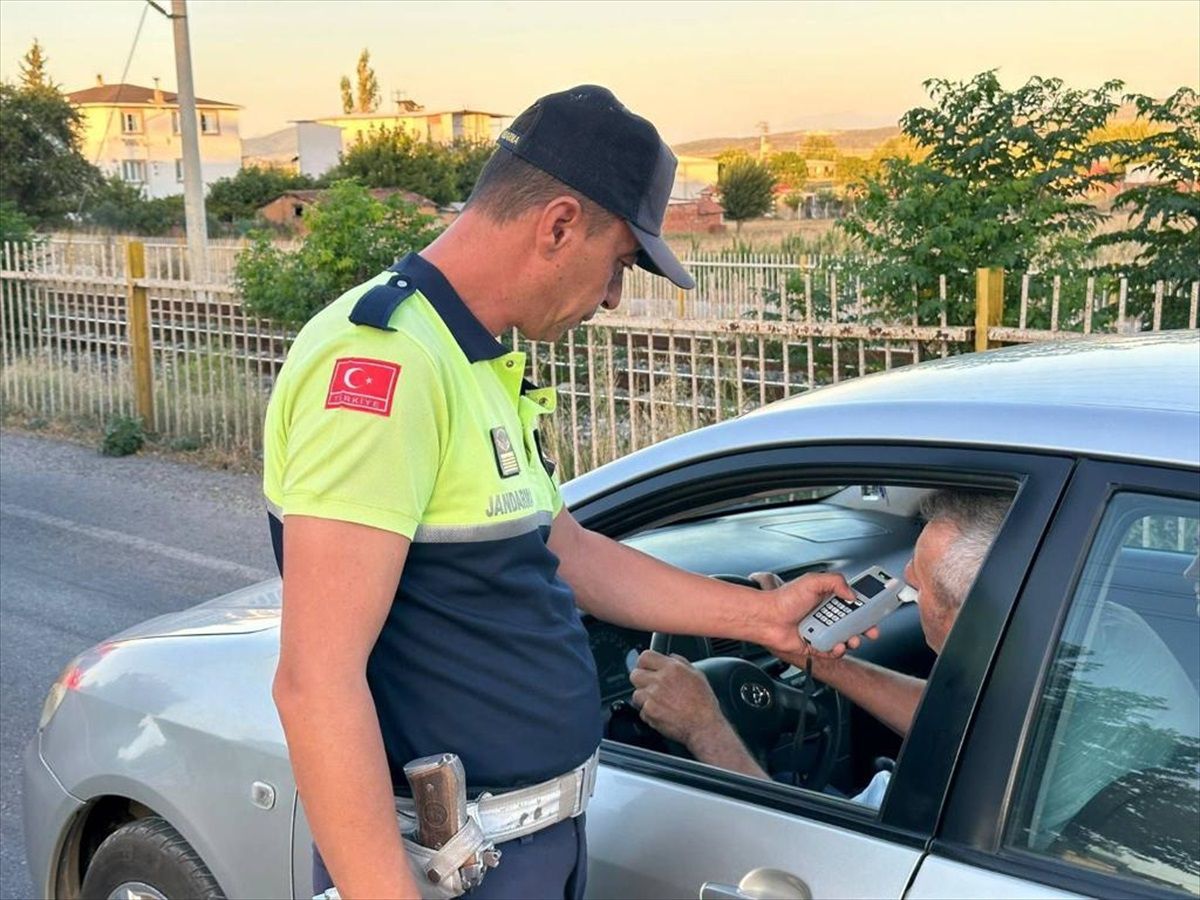 İzmir'de Jandarma Trafik Denetimlerinde 2 Bin 744 Sürücüye Cezai İşlem Uygulandı