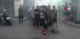 Kadıköy'de 3 katlı bir iş merkezinde yangın çıktı. Çevre ilçelerden çok sayıda itfaiye ekibi sevk edildi. Yangına müdahale devam ediyor.