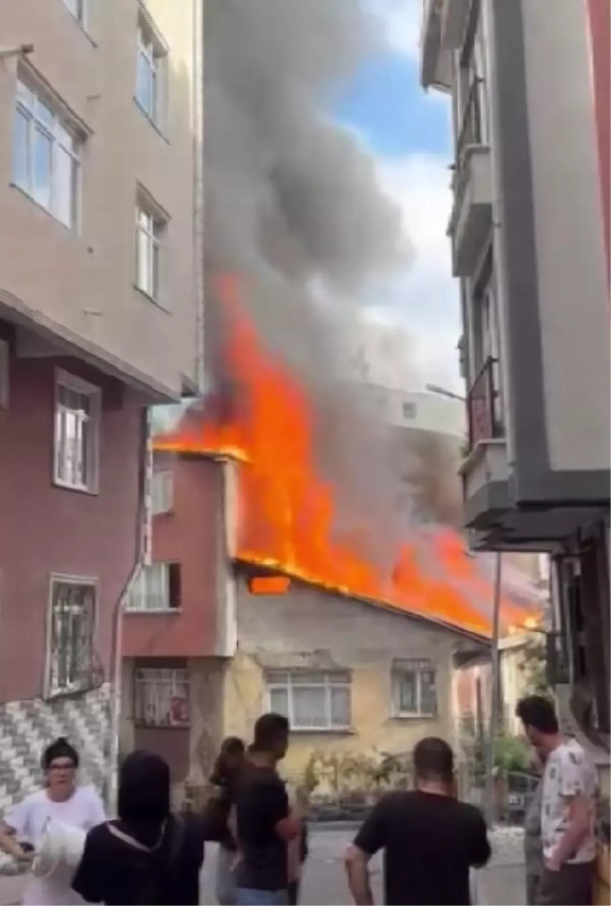 Kağıthane'de Çatı Katında Çıkan Yangın 3 Binanın Çatısına Sıçradı
