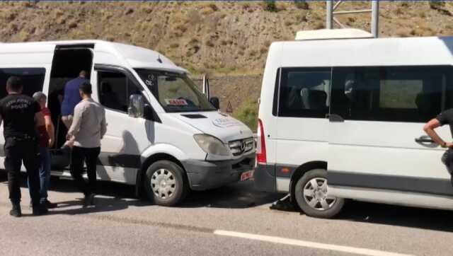 Kemal Kılıçdaroğlu'nun konvoyunda zincirleme kaza! Yaralılar var Kemal Kılıçdaroğlu'nun konvoyunda zincirleme kaza! Yaralılar var
