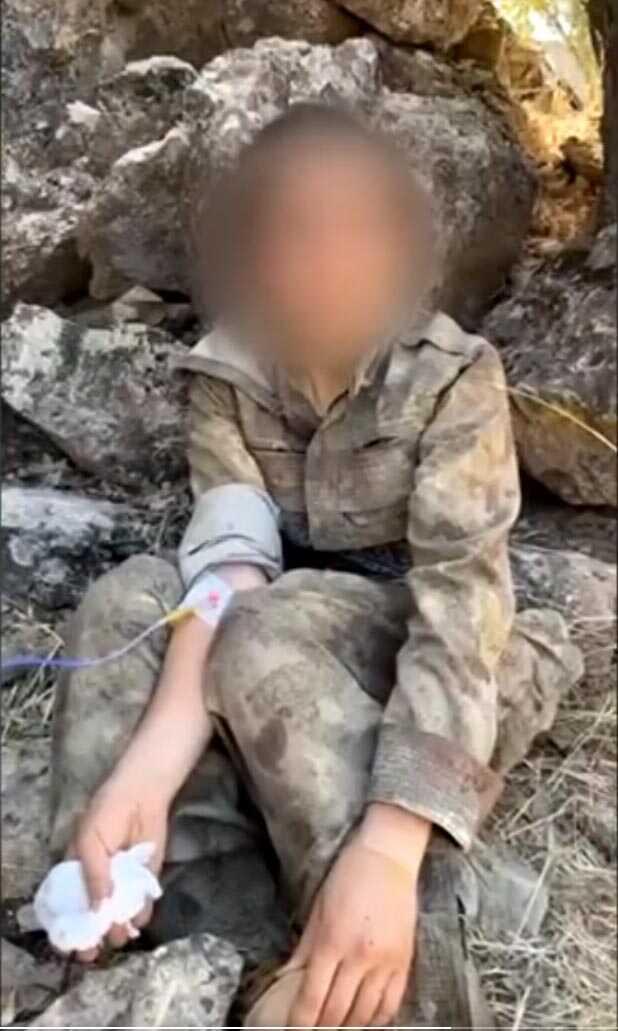 Komandolar operasyon bölgesinde yaralı yakalanan kadın teröristi sedyeyle taşıdı