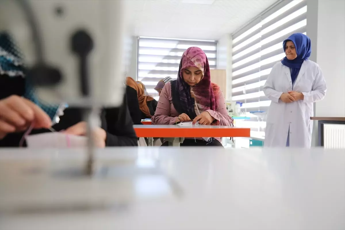 Nevşehir'de Kadınlar El Becerileriyle Turistlere Ürün Satıyor
