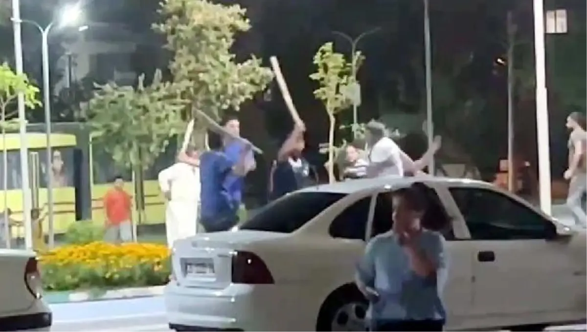 Şanlıurfa'da Taşlı Sopalı Kavga Parkta Kameralara Yansıdı