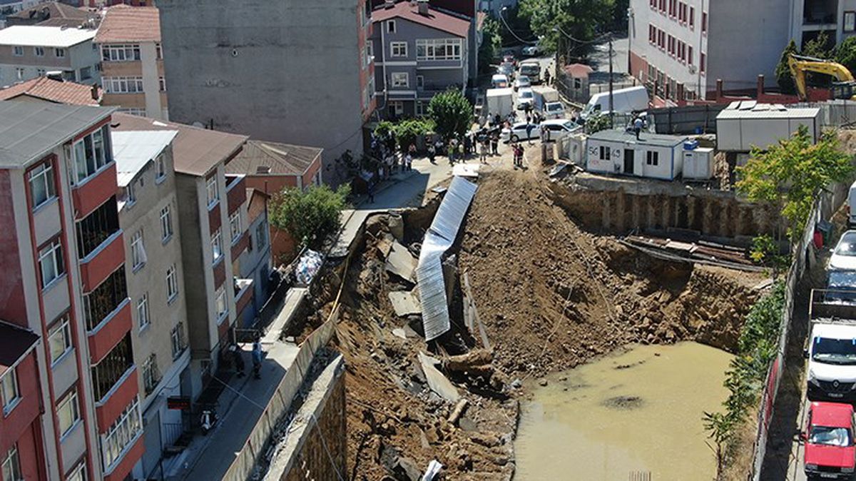 Sarıyer'de inşaat temel kazısı sırasında yol çöktü: Çevre binalar tahliye edildi