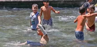 Diyarbakır'da Çocuklar Yasak Havuzda Serinliyor