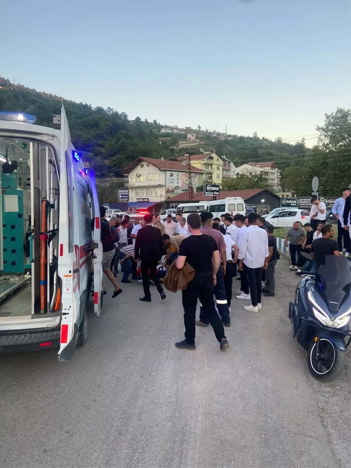 Sinop'ta düğün konvoyunda kamyonetten düşen davulcu yaralandı