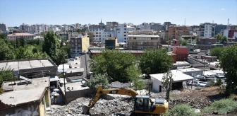 Siverek'teki tarihi kalenin çevre düzenlemesi için yıkım çalışmaları devam ediyor