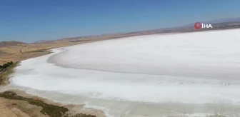 Tuzla Gölü'nde görsel şölen: Beyaza büründü