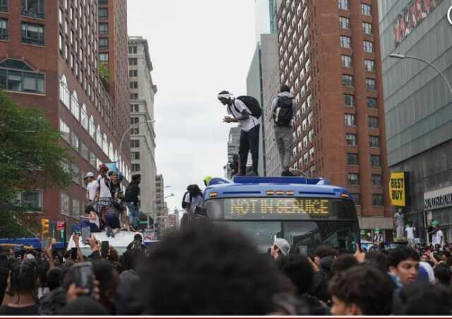 Twitch Yayıncısı Kai Cenat'ın bedava PlayStation çekilişi kaosa önüştü: Binlerce kişi mağdur oldu Çok Sayıda Gözaltı Twitch Yayıncısı Kai Cenat'ın bedava PlayStation çekilişi kaosa önüştü: Binlerce kişi mağdur oldu Çok Sayıda Gözaltı