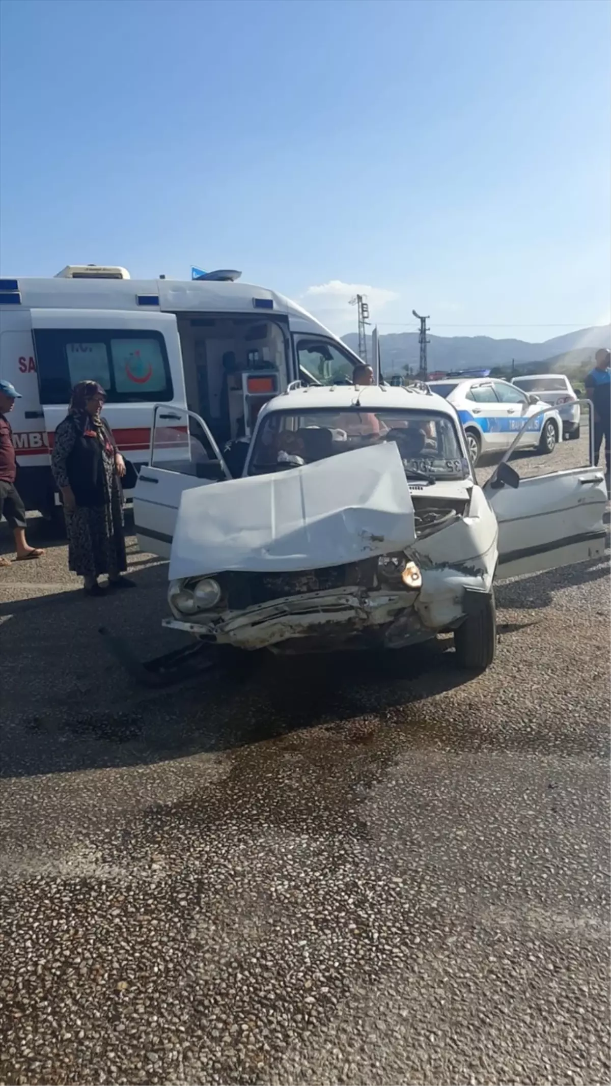 Manisa'da trafik kazası: İki kişi yaralandı