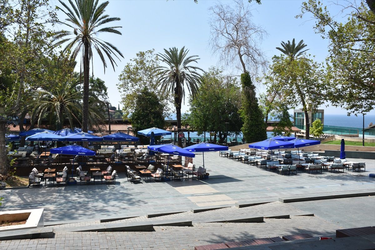 Antalya'da Sıcak Hava ve Nem Nedeniyle Cadde ve Sokaklar Boş Kaldı