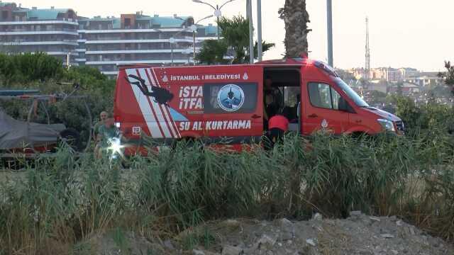 Denize açılan ailenin tekne keyfi kabusa döndü! Baba kurtarıldı, anne aranıyor Denize açılan ailenin tekne keyfi kabusa döndü! Baba kurtarıldı, anne aranıyor