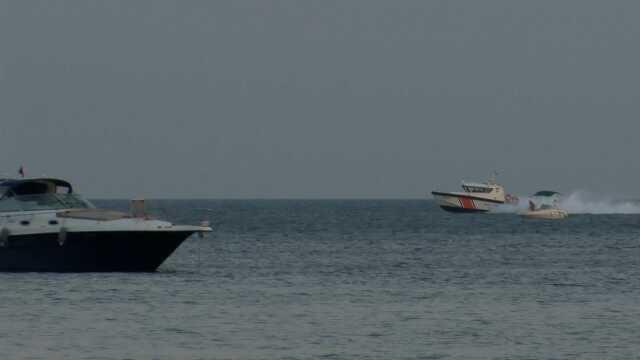 Denize açılan ailenin tekne keyfi kabusa döndü! Baba kurtarıldı, anne aranıyor Denize açılan ailenin tekne keyfi kabusa döndü! Baba kurtarıldı, anne aranıyor